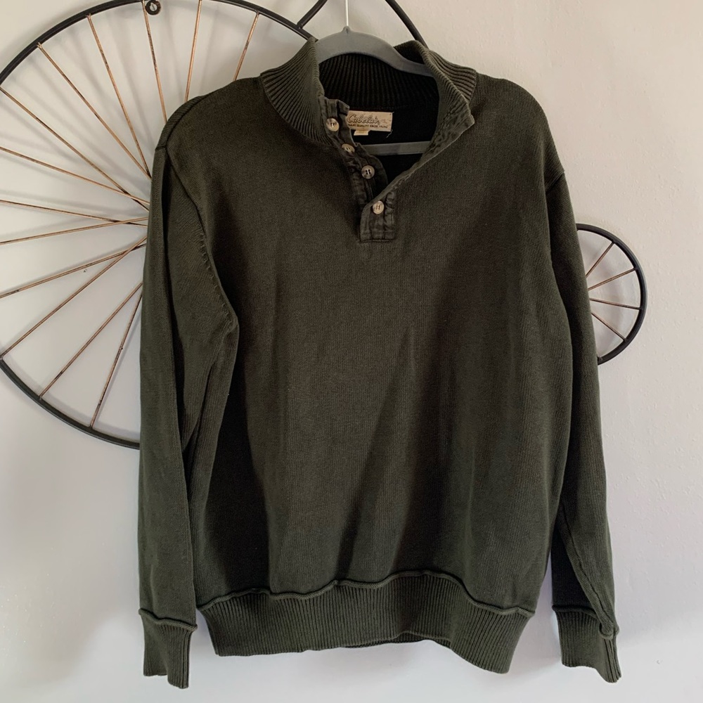 Cabelas army green medium long sleeve sweater.  Lightly worn and blemish free!